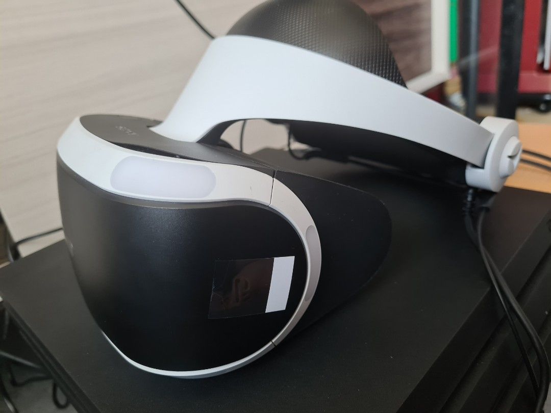 PLAYSTATION 4 / PS4 Pro with VR (Category: PlayStation) located in Manila. Submitted by bacmanoriginals (Listing ID 1339389971, Image 3). Description: PS4 Pro 1TB with VR di pwde sa mahiluhin. 2x lang nagamit ang VR hindi na kaya. di nagamit controllers. only issue is ung leather coating sa head pads ng VR. normal flaking kaya pinaalis ko nalang. see pic.soft foam pa din namn.