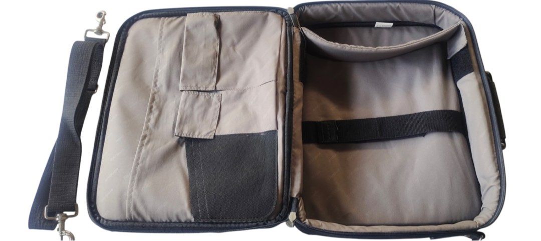 Targus 15 inches laptop bag (Category: Laptop Bags & Sleeves) located in Meycauayan. Submitted by trinidad_trading (Listing ID 1350543963, Image 2). Description: Targus laptop bag Length 15 Inches Width 13 Inches Issue Pin Holes in the Organizer Pocket Price 500+ Shipping Fee Free Shipping .
