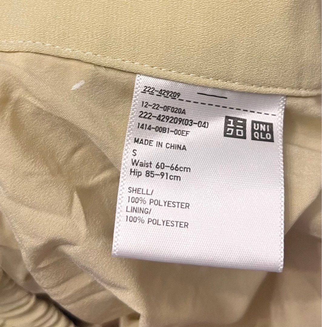 Uniqlo Pleated Skirt (Category: Skirts) located in Paranaque City. Submitted by discomushroom (Listing ID 1350631486, Image 2). Description: Uniqlo pleated skirt in light yellow / green Size on tag says S.
