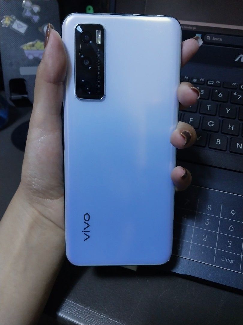 Vivo V20 SE (Category: Vivo) located in Caloocan City. Submitted by assylla0701 (Listing ID 1350688004, Image 3). Description: ♡ last price ♡ all goods. yung parang crack sa screen is sa tempred glass lang. di na muna namin inalis para may protection pa rin yung phone ♡ inclusion: unit, case and box (wala nang charger since nangatngat na ng mga dogs namin) ♡rfs: nakatambak lang, walang gumagamit ♡ preferably meet up but also can do delivery but s