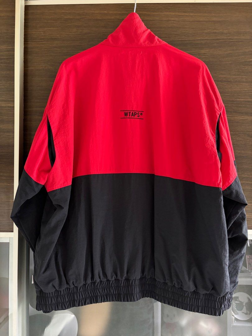 Wtaps B2 Jacket （分類：外套及戶外衣服）位於 Hong Kong。 由 layseeming 提交（商品編號 1350587367，圖片 2）。簡介： Wtaps B2 Jacket Color: Red/Black Size: XL (衫闊：77cm，衫長：74cm) 只接受 PayMe 或 轉數快付款 只用順豐速遞（運費到付）。