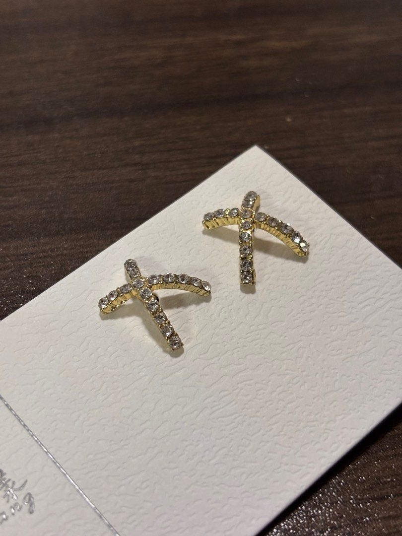 X Shape Diamond Earrings (Category: Earrings) located in Taguig. Submitted by tiny_trends (Listing ID 1350706264, Image 1). Description: Wrong Order dumating, not really my type too. 😔💕 I ordered Long Pearls Earrings and Large Hoops, not Random Style Earrings. Selling for ₱50 🧡.