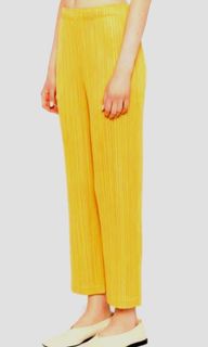 (Category: ) located in . Submitted by saksthriftavenuebyluckymaria8 (Listing ID 1352186626, Image 1). Description: .