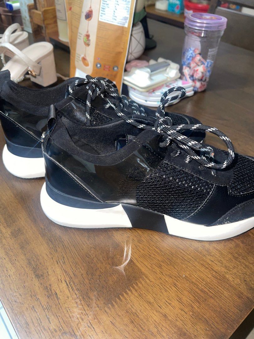 [Brand New] La Strada Sneakers (Category: Sneakers) located in Legazpi City. Submitted by rmils (Listing ID 1352275657, Image 1). Description: - no box and tag - never used - rfs: wrong size.