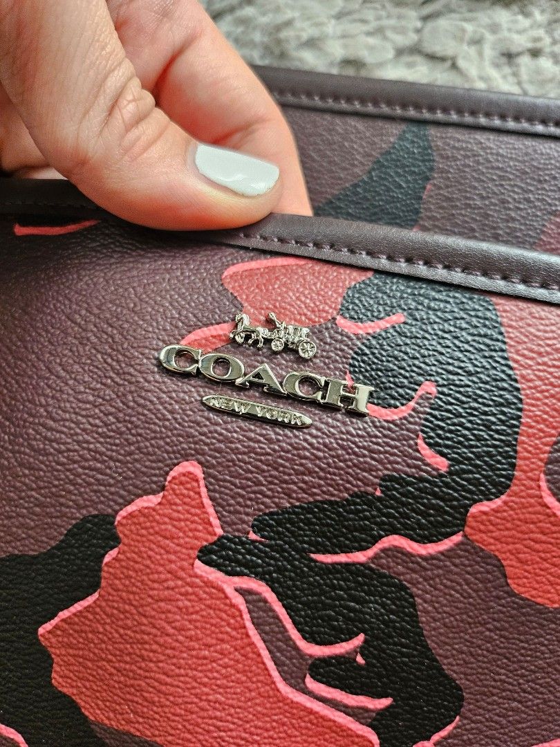 Coach File Crossbody Bag (Red Camo) (Category: Luxury Bags & Wallets) located in Marikina City. Submitted by aj.preloved (Listing ID 1352235486, Image 2). Description: Printed coated canvas with smooth leather details Zip-top closure, fabric lining Outside slip pocket Adjustable strap with 21 3/4" drop for shoulder or crossbody wear 10 1/4" (L) x 8 3/4" (H) x 2" (W).