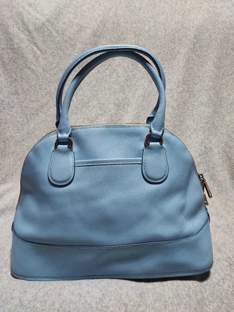 Coach Medium alma bag (Category: Luxury Bags & Wallets) located in Baguio. Submitted by ozara.06 (Listing ID 1352208948, Image 2). Description: Coach Medium size Madumi ang loob Okay na okay pa labas nya 900.