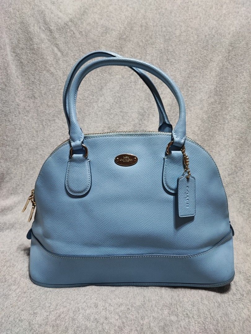 Coach Medium alma bag (Category: Luxury Bags & Wallets) located in Baguio. Submitted by ozara.06 (Listing ID 1352208948, Image 1). Description: Coach Medium size Madumi ang loob Okay na okay pa labas nya 900.