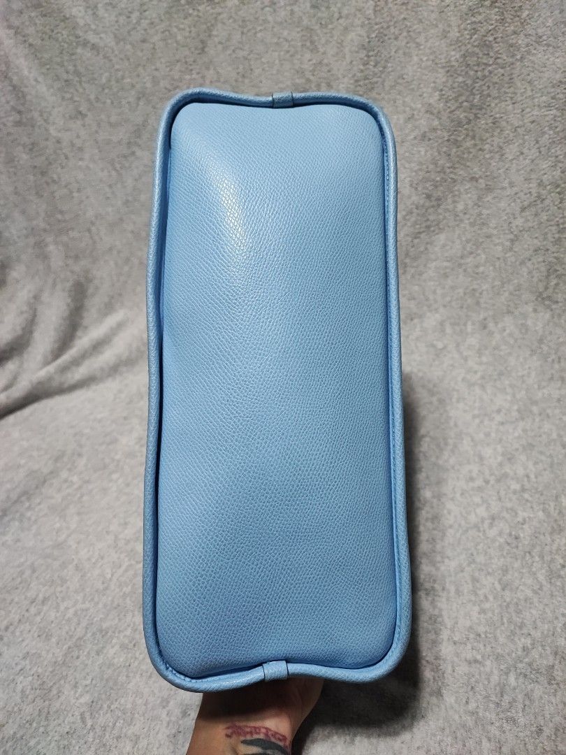 Coach Medium alma bag (Category: Luxury Bags & Wallets) located in Baguio. Submitted by ozara.06 (Listing ID 1352208948, Image 3). Description: Coach Medium size Madumi ang loob Okay na okay pa labas nya 900.