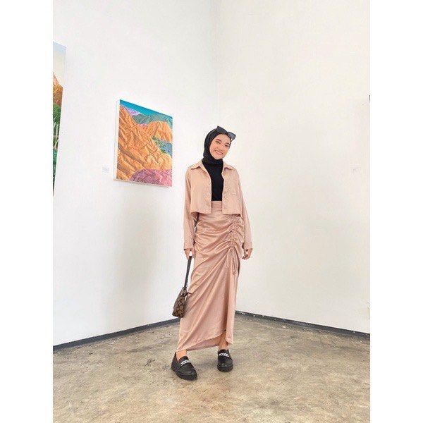DRAWSTRING ONE SET (Category: Dresses) located in Sungai Petani. Submitted by prelooovedbyme (Listing ID 1352201614, Image 1). Description: - like new never worn - reason to sell sbb salah size -xl size but not to big ( fit s-l) - perfect condition ( bought rm50).