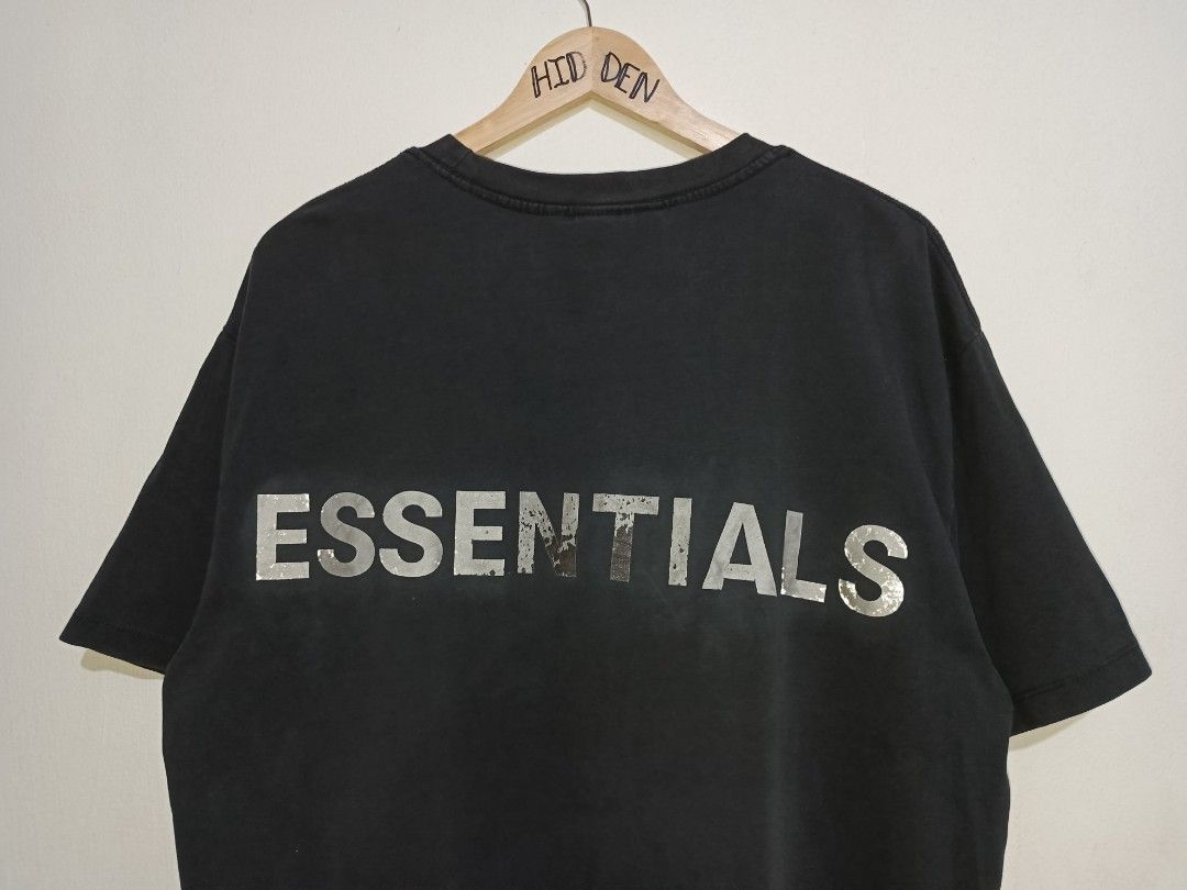 ESSENTIALS FEAR OF GOD 3M REFLECTIVE TEE (Category: Tshirts & Polo Shirts ) located in Angeles City. Submitted by hiddengemscouture018 (Listing ID 1352171645, Image 3). Description: BUDGET FRIENDLY👛 • CONDITION : 9/10 • ISSUE : MINIMAL SCARTCHES ON PRINT (VINTAGE VIBES) • SIZE S on tag fits XL • WIDTH : 21" LENGTH : 29" PRICE : ₱250 (Negotiable just make an offer) 🥰.