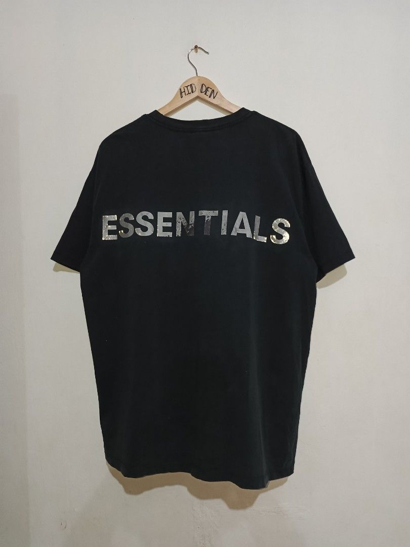 ESSENTIALS FEAR OF GOD 3M REFLECTIVE TEE (Category: Tshirts & Polo Shirts ) located in Angeles City. Submitted by hiddengemscouture018 (Listing ID 1352171645, Image 1). Description: BUDGET FRIENDLY👛 • CONDITION : 9/10 • ISSUE : MINIMAL SCARTCHES ON PRINT (VINTAGE VIBES) • SIZE S on tag fits XL • WIDTH : 21" LENGTH : 29" PRICE : ₱250 (Negotiable just make an offer) 🥰.