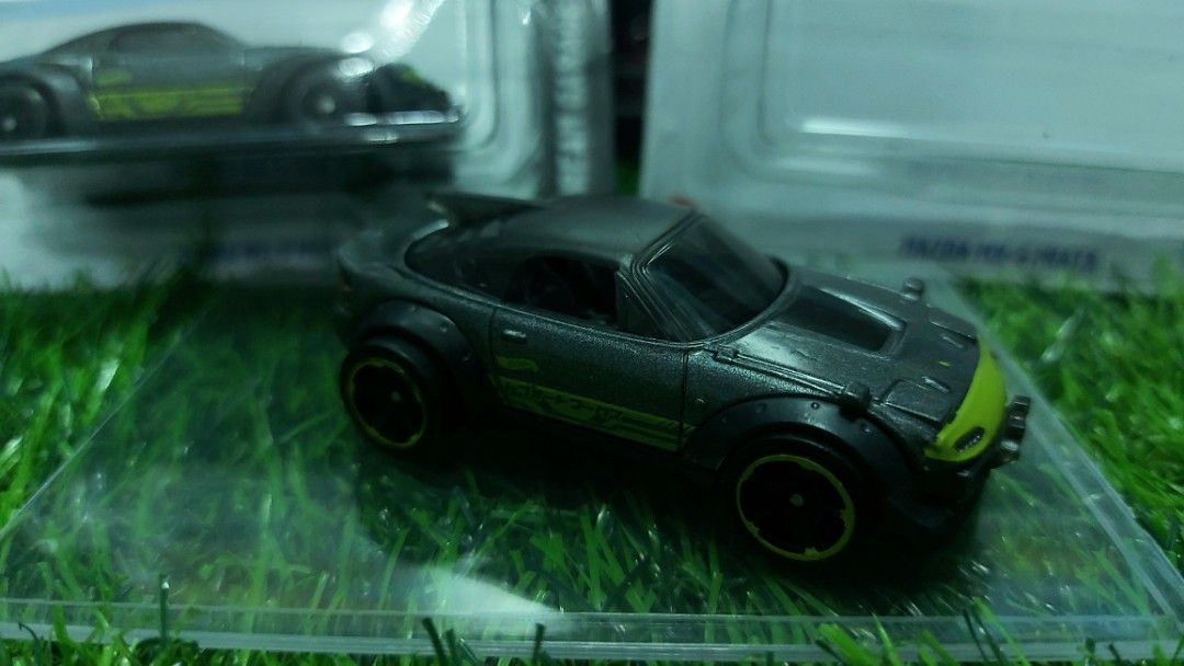 Hot Wheels Mazda Miata MX-5 (Category: Vehicle & Diecast Models) located in Manila. Submitted by ardenboutique (Listing ID 1352238636, Image 3). Description: Sold as Set Hot Wheel Mazda Miata MX-5 , parehas sealed with card binuksan lang ang isa para i upgrade wheel swap yung isa...intact ang card nung isa both mint...P550 Read instruction, See what you get, bawal maselan😌.