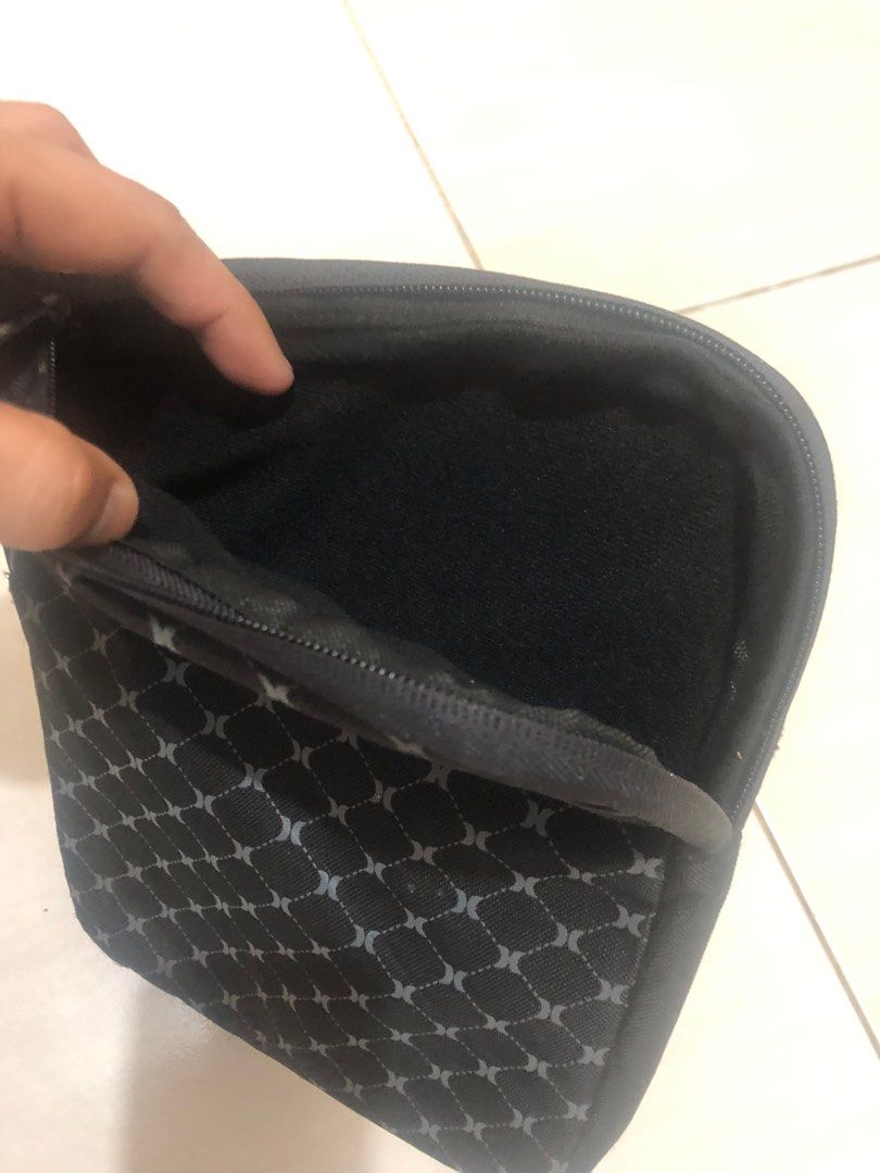Hurley tablet case (Category: Cases & Sleeves) located in Pasig City. Submitted by wild_rex_blaza (Listing ID 1352232044, Image 2). Description: Hurley tablet/ ipad case/ sleeves preloved. Legit Black Thick protective sleeves Nabili sa megamall. Di naman gaano nagamit..