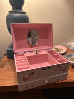 (Category: ) located in . Submitted by brandyclothes (Listing ID 1352280284, Image 1). Description: .