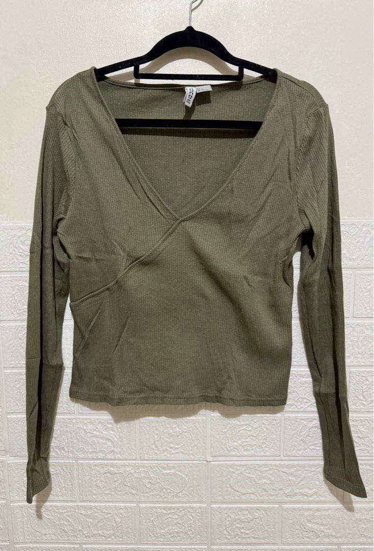 NAVY GREEN VNECK DIVIDED BY H&M (Category: Longsleeves) located in Manila. Submitted by alybugarin_29 (Listing ID 1352159838, Image 1). Description: Brandnew. Never been used..