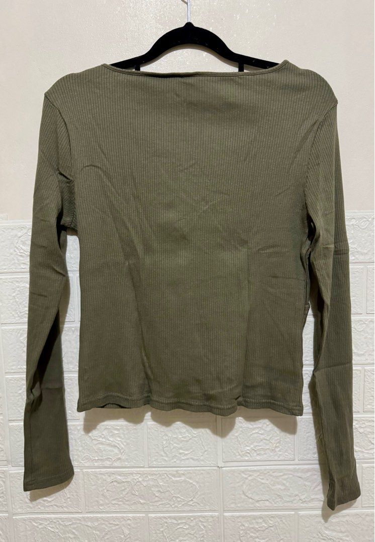 NAVY GREEN VNECK DIVIDED BY H&M (Category: Longsleeves) located in Manila. Submitted by alybugarin_29 (Listing ID 1352159838, Image 2). Description: Brandnew. Never been used..