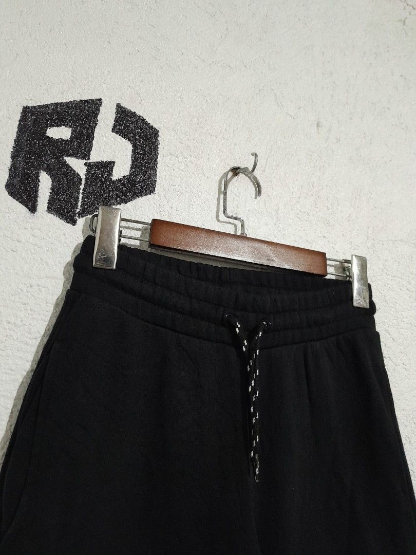 OFFWHITE JOGGING PANTS 28/32(41 (Category: Joggers) located in Manila. Submitted by kuyanyo (Listing ID 1352268232, Image 3). Description: DM IF INTIRESTED GOODCONDITION NEEDWASH BLACK NA BLACK.