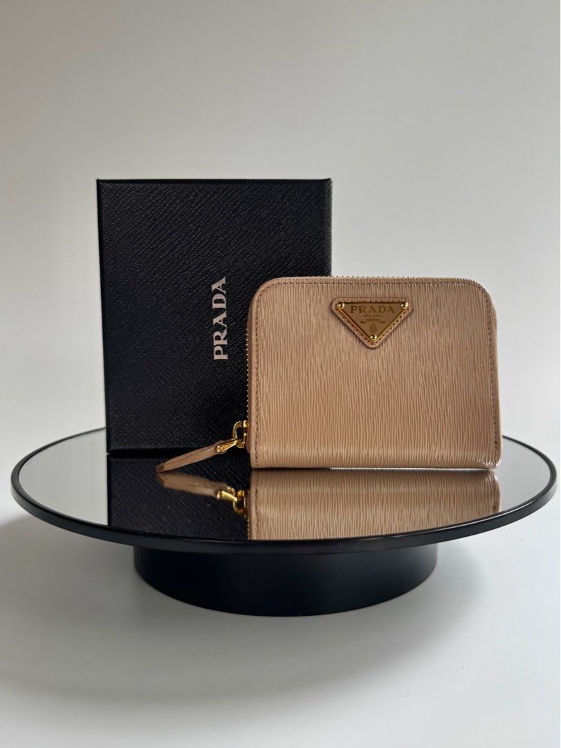 Prada Vitello Move Triangolo Leather Wallet Cipria (Category: Luxury Bags & Wallets) located in Quezon City. Submitted by lian_closet (Listing ID 1352204823, Image 1). Description: Prada Vitello Move Triangolo Leather Wallet Cipria Best Price: ₱30,000 Color: Cipria (light dusty pink) Dimensions: 10.2 L x 8.5 H x 2.8 W cm Brand new Comes with Box, Care Cards, Paper Bag & Receipt .