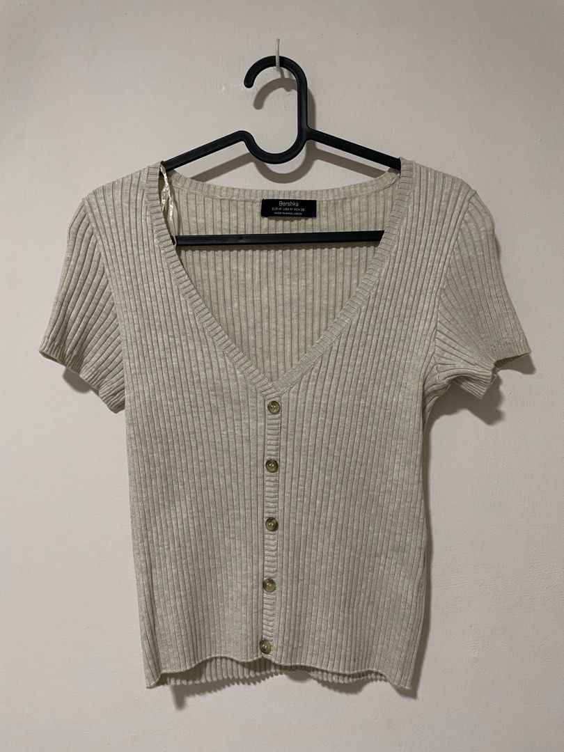 Ribbed Knit Top (Category: Shirts) located in Singapore. Submitted by sinigaaang (Listing ID 1352195095, Image 2). Description: To add to your neutrals capsule wardrobe :) .