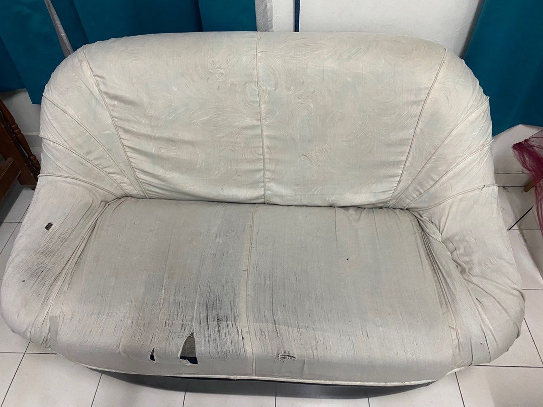 Sofa (Category: Sofas) located in Seri Kembangan. Submitted by muhillah (Listing ID 1352230519, Image 3). Description: Self pick at BMC MALL Mahkota Cheras.