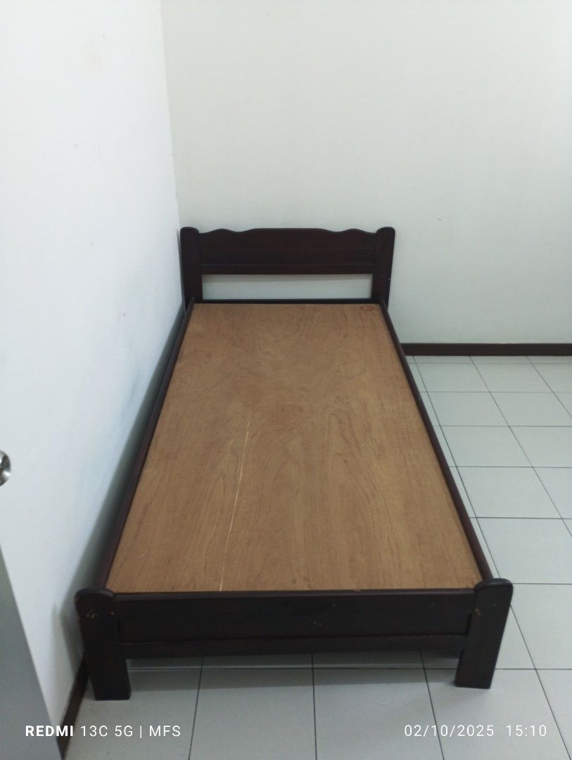 Solid Wood Single Bed (Category: Bed Frames & Mattresses) located in Johor Bahru. Submitted by infamousfame (Listing ID 1352217892, Image 3). Description: Single Bed with additional pull out frame. Capacity untuk 2 pax, sesuai untuk ruang yang terhad. Sesuai digunakan dari kanak-kanak berusia 4 tahun hingga dewasa. Kayu kukuh dan tahan lasak. Berukuran 77 inci x 41 inci. Jual sebab tidak digunakan. Self pick up di area Iskandar Puteri..