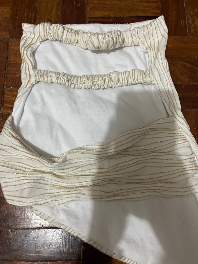 Sparkly Gold White Backless Party Top (Category: Sleeveless) located in Paranaque City. Submitted by lovedkei (Listing ID 1352299137, Image 2). Description: Sparkly Gold White Backless Party Top Slanted Originally bought at a market in Alabang for Php 700 Php 400 Fits XS-S MOD: Lalamove/Gogoxpress MOP: Gcash/Paymaya.