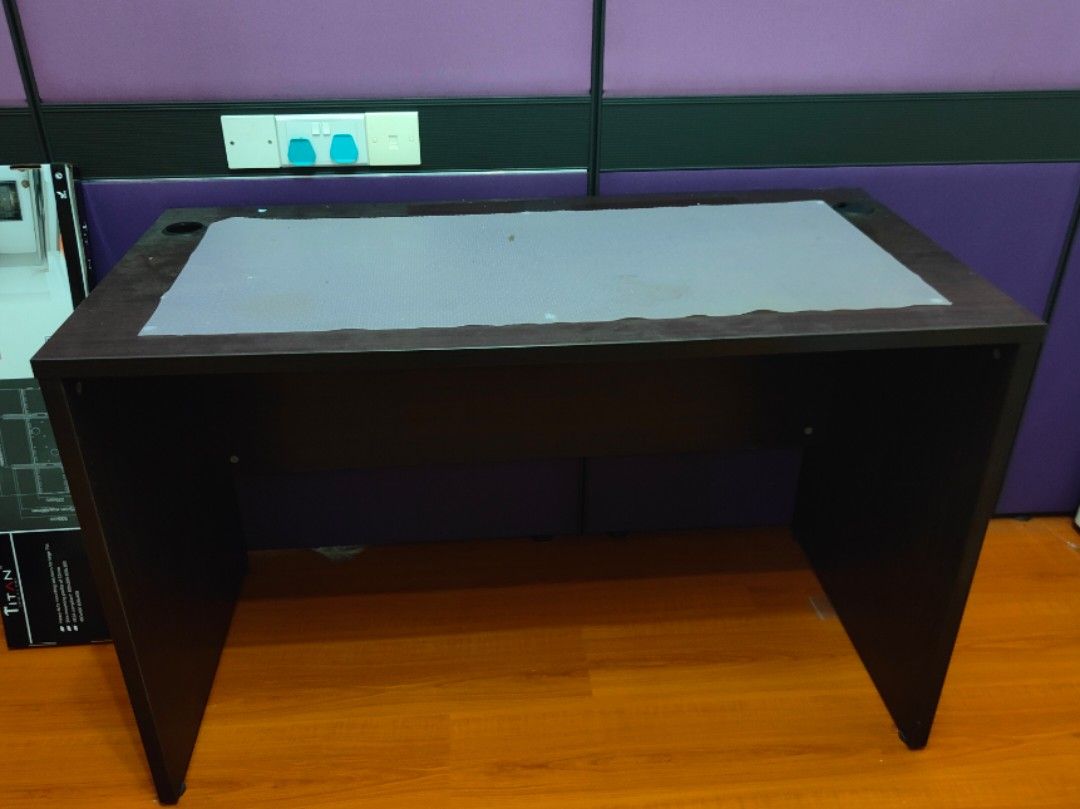 Study Table (Category: Tables & Sets) located in Singapore. Submitted by bensonho4949 (Listing ID 1352292104, Image 1). Description: Good condition as in pictures.