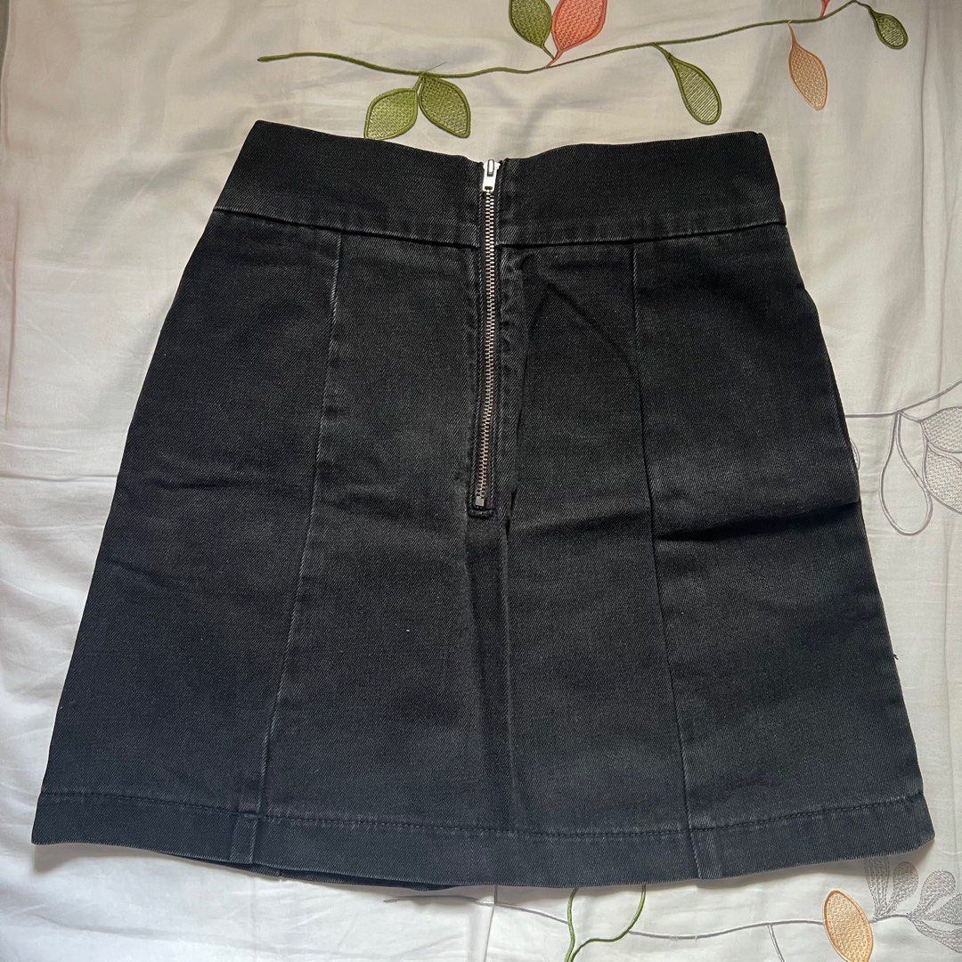 Topshop black denim skirt (Category: Skirts) located in Quezon City. Submitted by knedz (Listing ID 1352163248, Image 2). Description: - haven’t been used in years (doesn’t fit me anymore) - red stripes are glittered - condition and quality is still good! mod: j&t or ggx.
