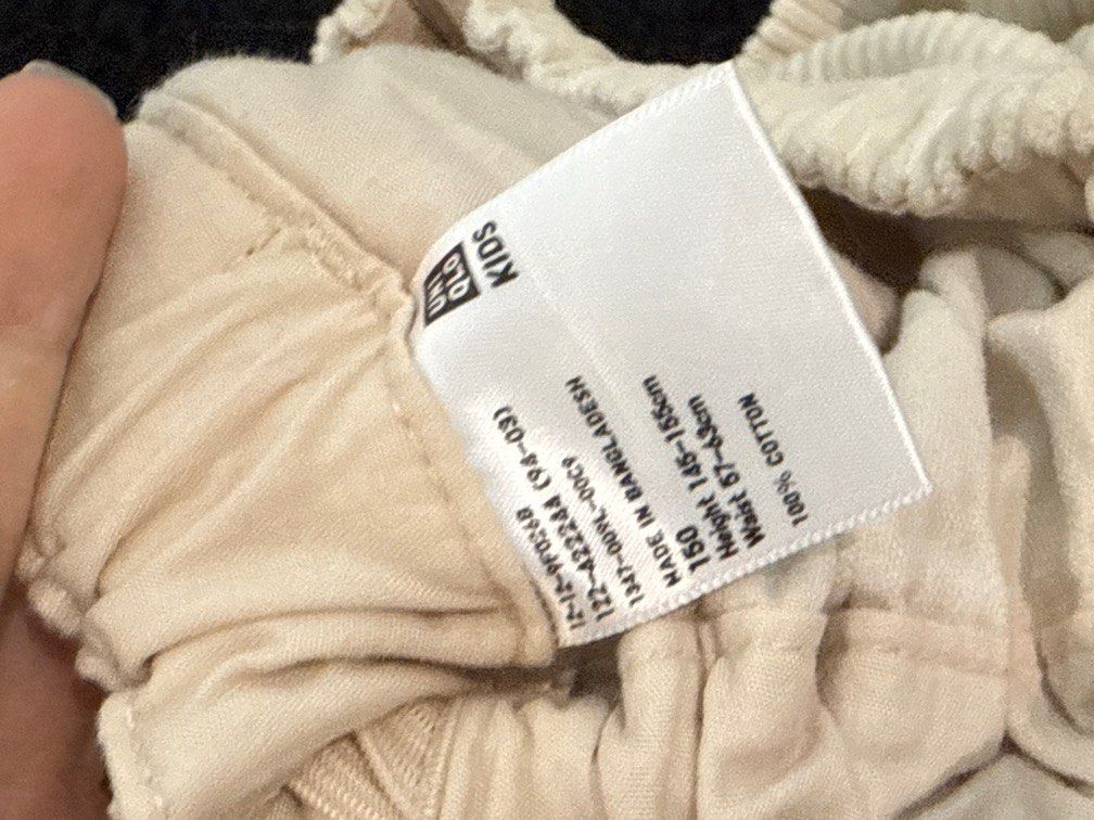 UNIQLO Corduroy Pants (Category: Other Bottoms) located in Quezon City. Submitted by snoopywardrobe (Listing ID 1352293360, Image 3). Description: .