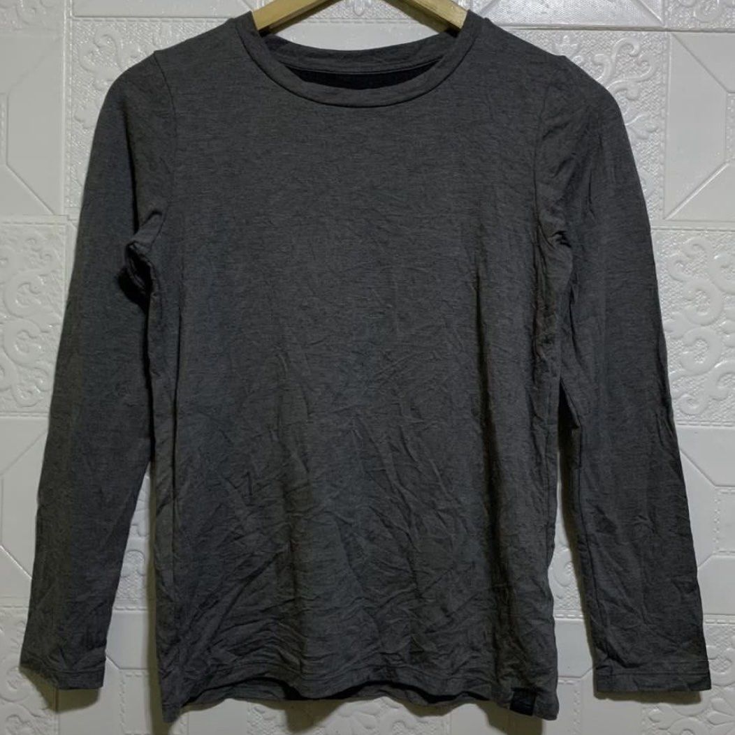 Uniqlo Extra Warm Heattech (Category: Longsleeves) located in Makati City. Submitted by bgc27 (Listing ID 1352247703, Image 1). Description: Well used but in good condition..