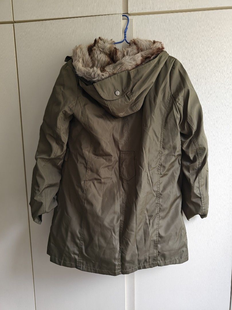 Winter Jacket (Category: Coats, Jackets and Outerwear) located in Singapore. Submitted by Schwert (Listing ID 1352176296, Image 2). Description: bought it from another carousell user. told me unisex in XL. turns out, it's an M in men size. I wear men's XL. too small for me hence selling. was told that seller bought it in Korea during a holiday and wore it for a couple of times. bought it for $50.