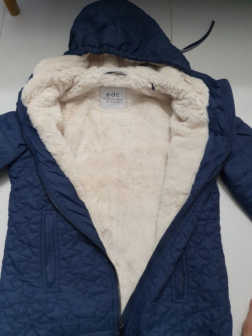 Winter Jacket (Category: Coats, Jackets and Outerwear) located in Singapore. Submitted by glbkk (Listing ID 1352313330, Image 2). Description: sleeves can be detached..