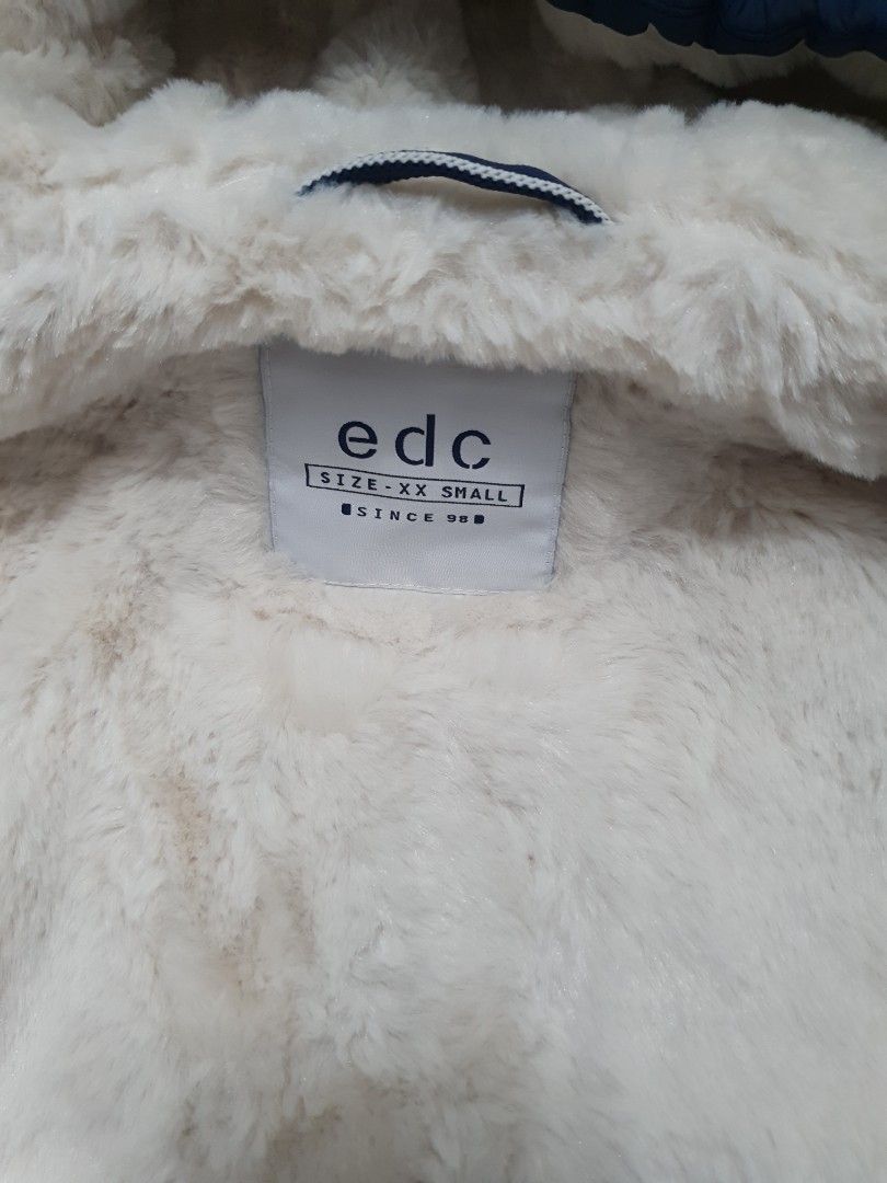 Winter Jacket (Category: Coats, Jackets and Outerwear) located in Singapore. Submitted by glbkk (Listing ID 1352313330, Image 3). Description: sleeves can be detached..