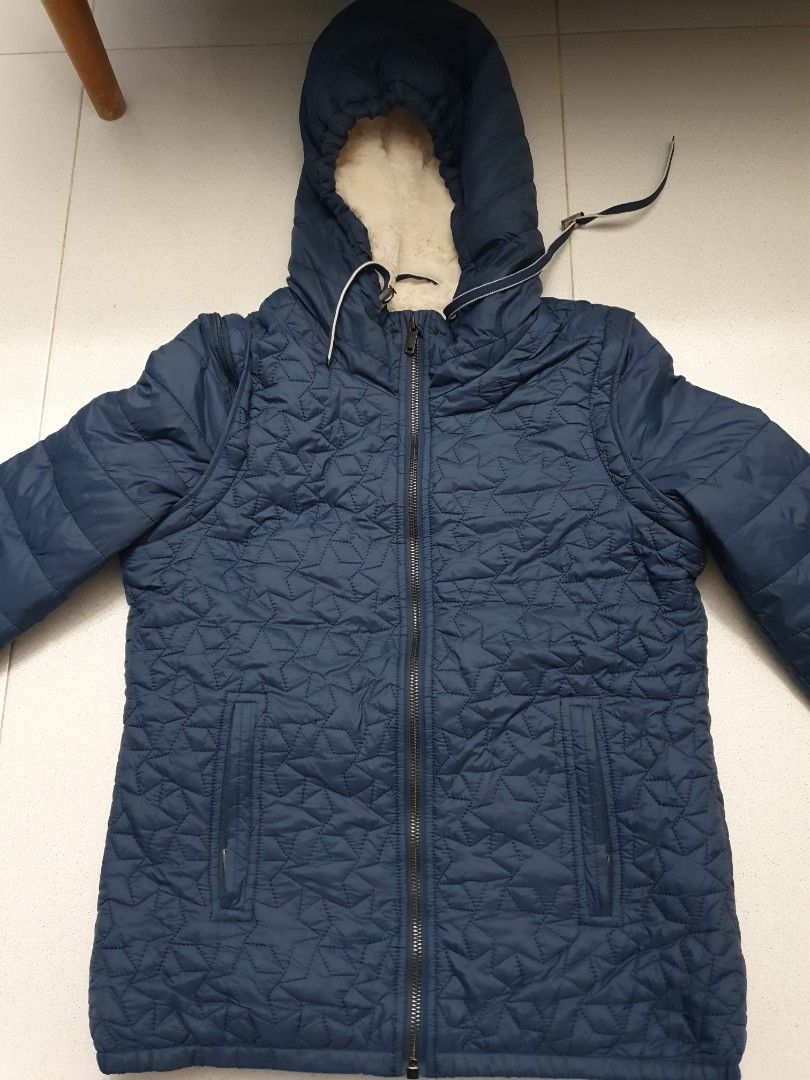Winter Jacket (Category: Coats, Jackets and Outerwear) located in Singapore. Submitted by glbkk (Listing ID 1352313330, Image 1). Description: sleeves can be detached..
