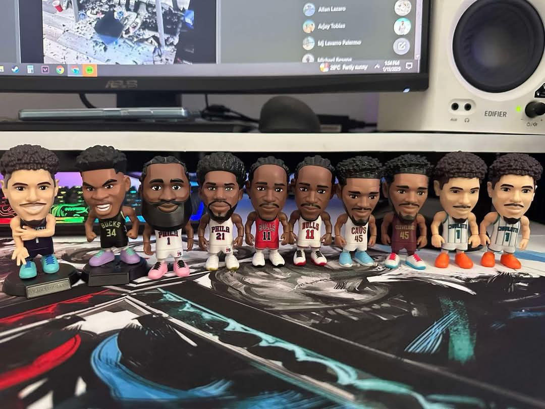 ZURU NBA BALLERS (Category: Raw Singles) located in Santa Cruz. Submitted by jamezxcqwer (Listing ID 1352293176, Image 1). Description: 300 each sa common 600 each sa rare sold: harden 76ers.
