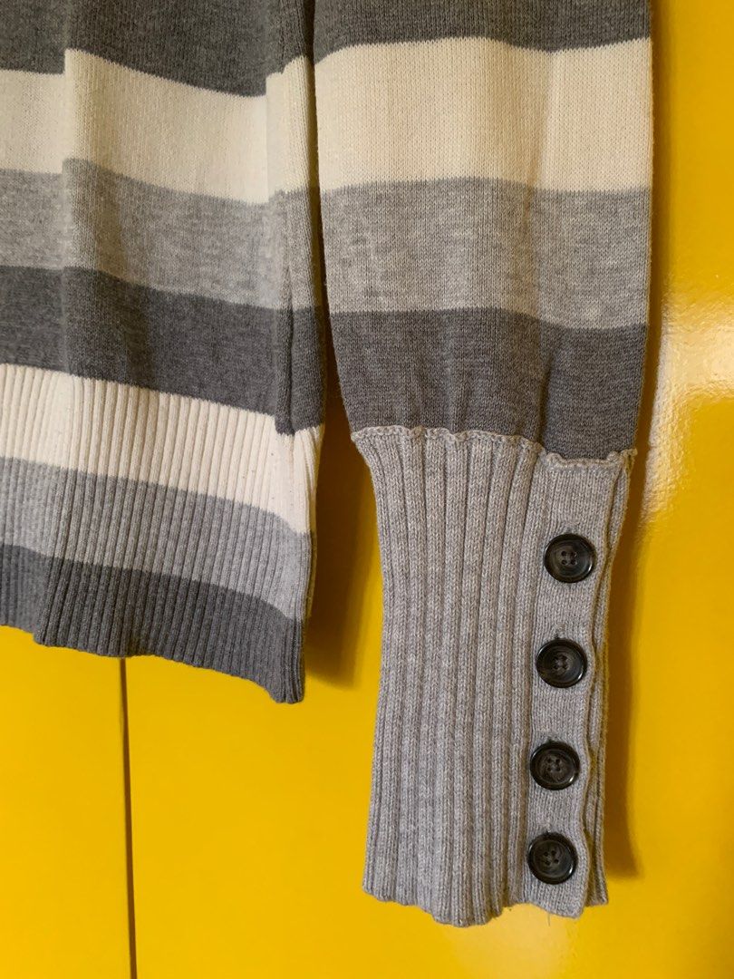 BANANA REPUBLIC Gray Striped Sweater (Category: Longsleeves) located in Marikina City. Submitted by raiafr (Listing ID 1352381928, Image 3). Description: Gray striped sweater from Banana Republic. Size M. Excellent quality, used it for our winter travels. Very comfy sweater. Selling because I'm size L now..
