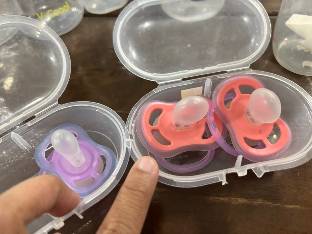 [BUNDLE] Pacifiers and Silicone Food Feeder (Category: Weaning & Toddler Feeding) located in Muntinlupa City. Submitted by ashley.18 (Listing ID 1352351001, Image 2). Description: .