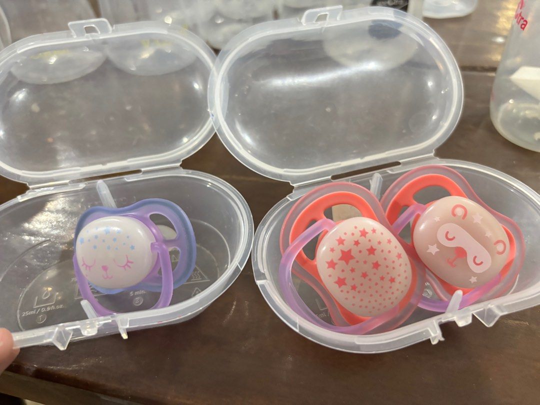 [BUNDLE] Pacifiers and Silicone Food Feeder (Category: Weaning & Toddler Feeding) located in Muntinlupa City. Submitted by ashley.18 (Listing ID 1352351001, Image 1). Description: .