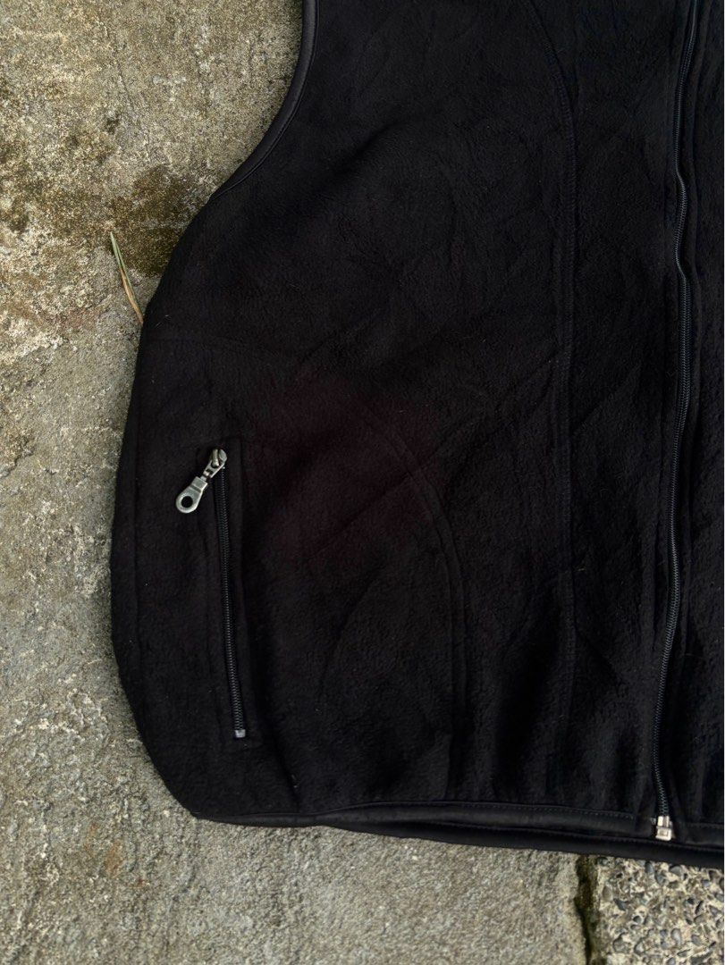 Champion Fleece Black Vest (Category: Coats, Jackets and Outerwear) located in Gloria. Submitted by lieethriftroom (Listing ID 1352413868, Image 3). Description: M-XL Width-24 Length-26 Color rate-9.5 Excellent condition Color may vary due to lighting .