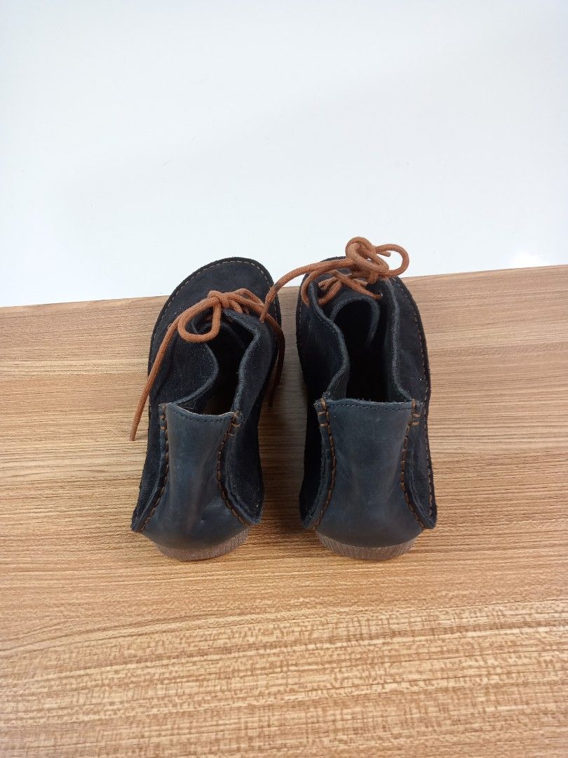 Clarks Janey lynn Suede Fesyen Wanita Sepatu di Carousell