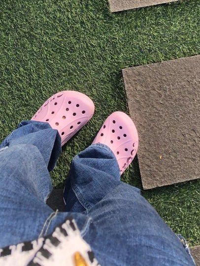 classic crocs pink, Fesyen Wanita, Sepatu di Carousell