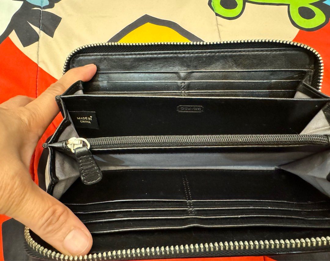 Coach wallet (Category: Luxury Bags & Wallets) located in Quezon City. Submitted by trixieprelovedshop (Listing ID 1352360811, Image 3). Description: Needs cleaning Canvass material This is a preloved item so please manage your expectation.
