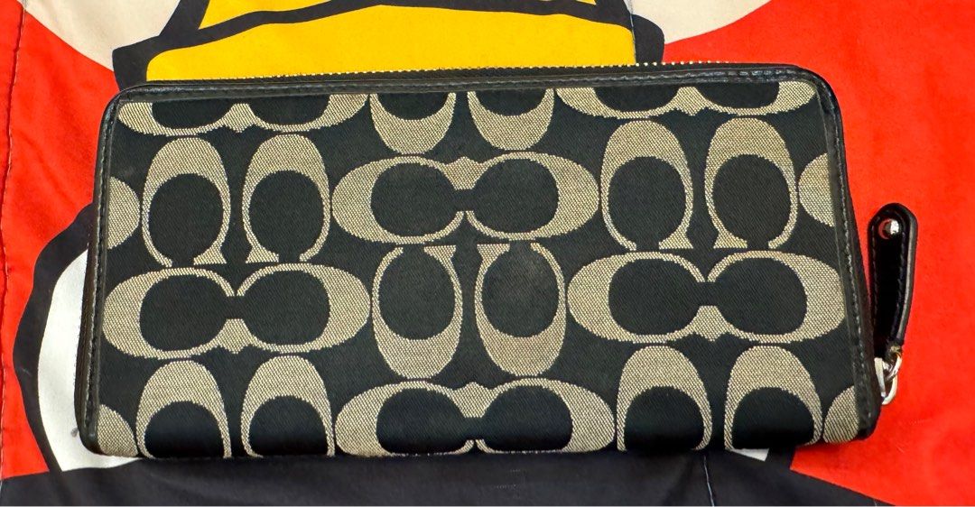 Coach wallet (Category: Luxury Bags & Wallets) located in Quezon City. Submitted by trixieprelovedshop (Listing ID 1352360811, Image 2). Description: Needs cleaning Canvass material This is a preloved item so please manage your expectation.