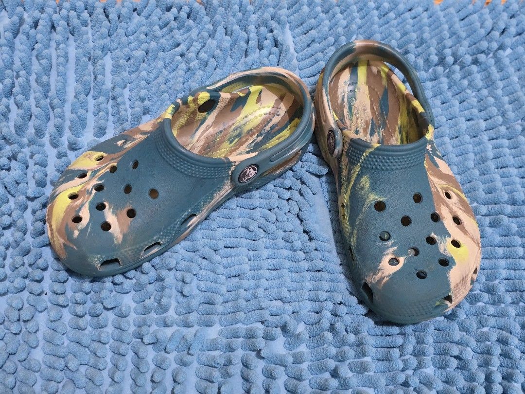 CROCS COMO C13 (Category: Babies & Kids Fashion) located in Dasmarinas. Submitted by preowned_stuff (Listing ID 1352404935, Image 3). Description: PAMIGAY SALE! NO HAGGLING.. THIS IS IN GOOD CONDITION! Add sf 80 via J&T.