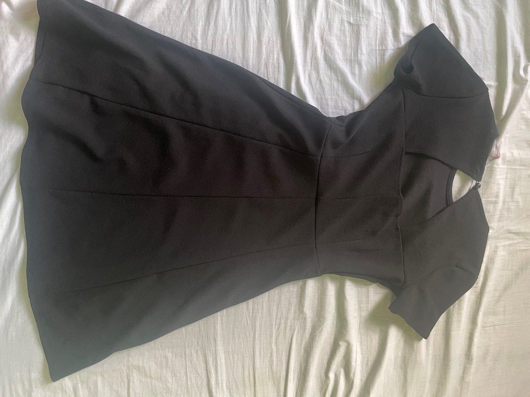 Dorothy perkins black dress (Category: Dresses) located in Quezon City. Submitted by katiedeemac (Listing ID 1350986198, Image 2). Description: Dorothy perkins black dress plain Small .