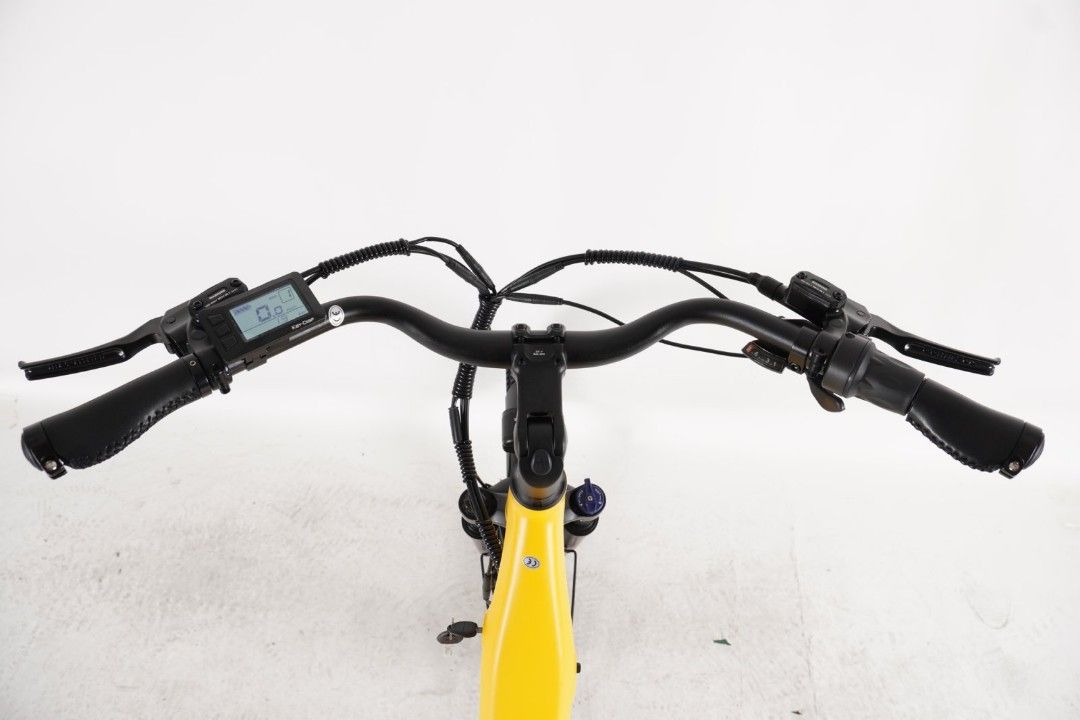 ebike （分類：單車）位於 Hong Kong。 由 directebike.com 提交（商品編號 1352473050，圖片 3）。簡介： YOYO電動單車：鋁合金車架，灰/黃色。48V 17Ah電，500W摩打，扭力65N.M。 Shimano 8速，CST 26吋胎，油壓碟剎。輔助續航120km+，適合身高160-190cm，限速25km/h。 我在深圳福田交收，或寄集運。