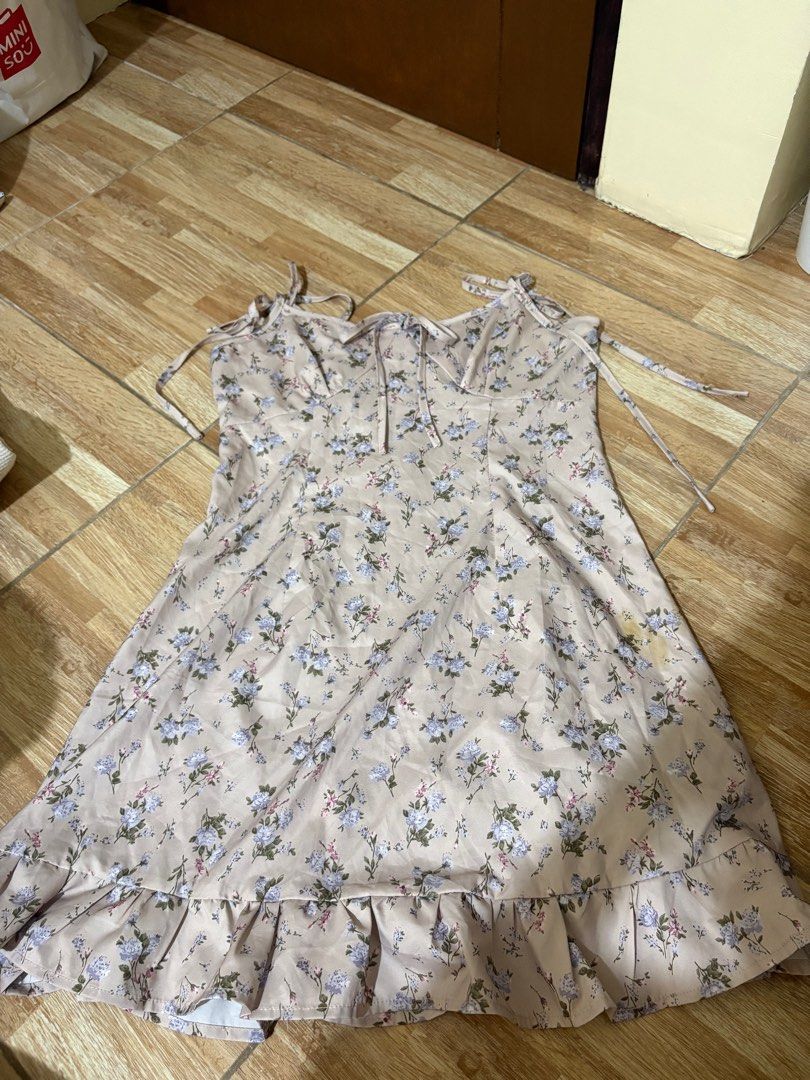 Floral Tie Dress (Category: Dresses) located in Manila. Submitted by gmtpreloved (Listing ID 1352507943, Image 2). Description: Stain shown on second pic (im not sure if removable).