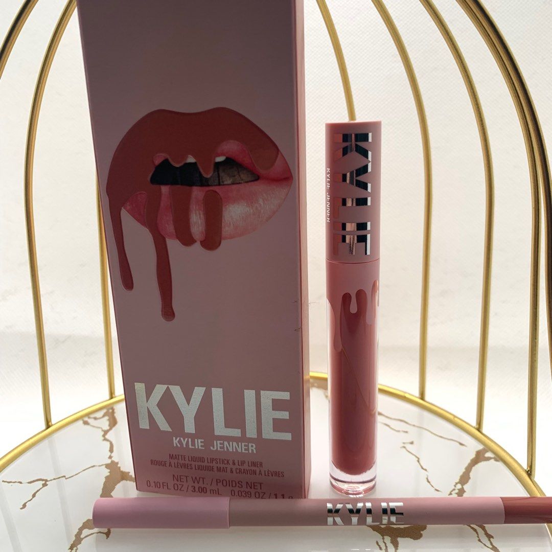 KYLIE Matte Lip Kit - Snow Way Bae (Category: Makeup) located in Manila. Submitted by makeup.madness.ph (Listing ID 1352396466, Image 1). Description: .