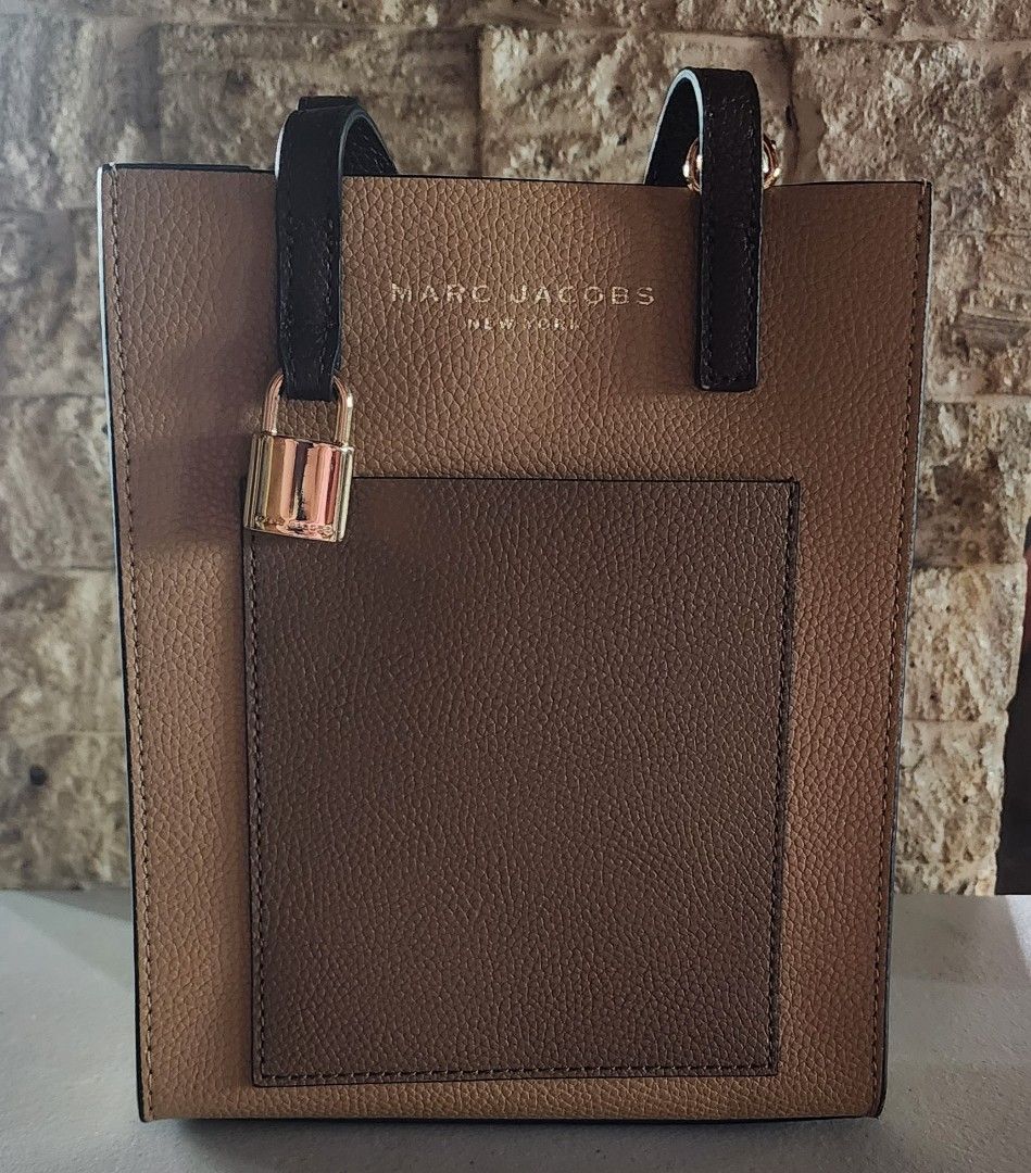 MARC JACOBS MICRO GRIND IN ICED COFFEE (Category: Luxury Bags & Wallets) located in Baguio. Submitted by vanityvixens_shop (Listing ID 1352430477, Image 2). Description: USED ONLY ONCE, LIKE NEW 💯AUTHENTIC ONHAND & READY TO SHIP US BOUGHT, TAG INCLUDED WITH BAG. Description 17cm (W) x 20cm (H) x 6cm (D) Structured silhouette with flat base for stability Leather Gold-tone hardware Lined Textile Imported.