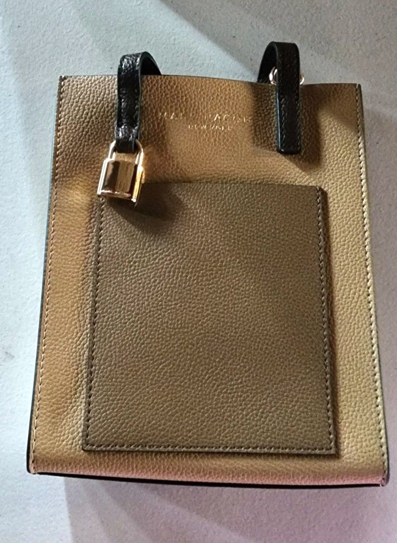 MARC JACOBS MICRO GRIND IN ICED COFFEE (Category: Luxury Bags & Wallets) located in Baguio. Submitted by vanityvixens_shop (Listing ID 1352430477, Image 3). Description: USED ONLY ONCE, LIKE NEW 💯AUTHENTIC ONHAND & READY TO SHIP US BOUGHT, TAG INCLUDED WITH BAG. Description 17cm (W) x 20cm (H) x 6cm (D) Structured silhouette with flat base for stability Leather Gold-tone hardware Lined Textile Imported.